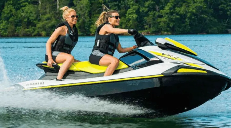 Deux passagers sur un jet-ski jaune et blanc